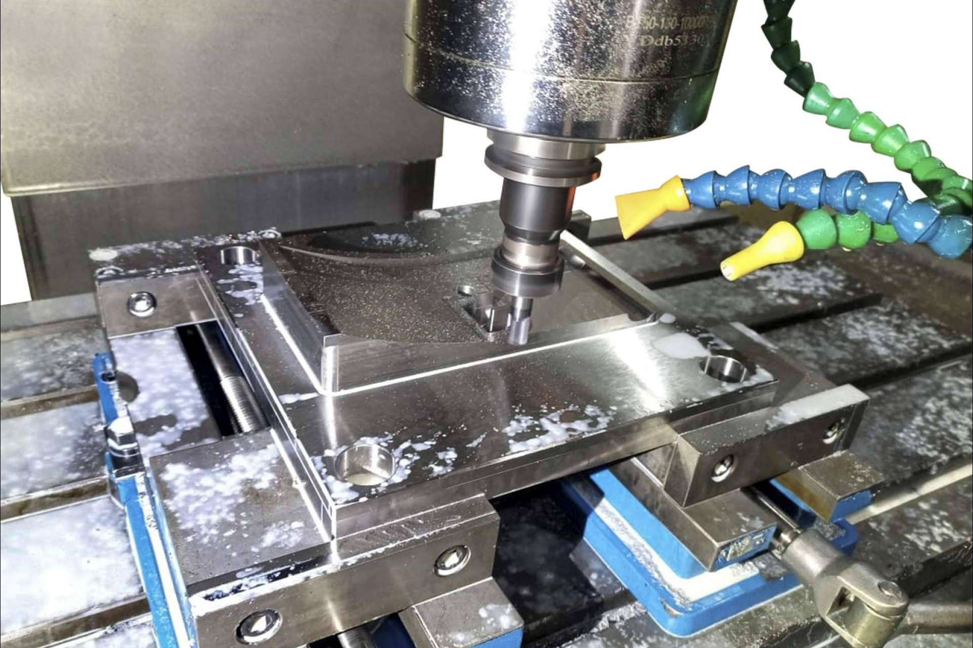 Fabricación de moldes industriales de inyección de plástico y zamak aluminio, con Moldes A.W.